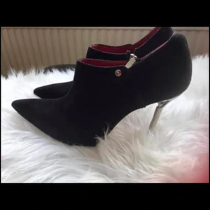 Cesare Paciotti ankle boots - St 37,5 men passar mig med st 36. Oanvända!