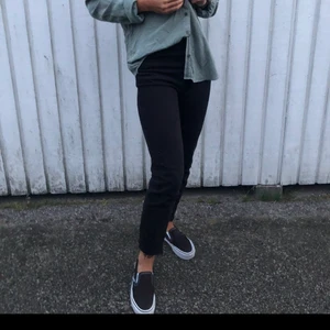 Bershka jeans  - Ett par raka jeans från bershka! För små för mig tyvärr men så sköna och perfekta 💕