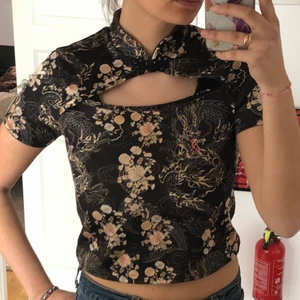 Urban outfitters topp - Oanvänd topp från Urban outfitters, storlek L på lappen, men är liten i storlek skulle mer uppskattas som en storlek S/M! Snygg att ha både knäppt och öppen 💓