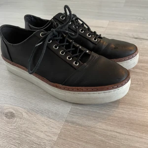 Whyred 42 - Sneakers i fint skick använda vid ungefär fem tillfällen.