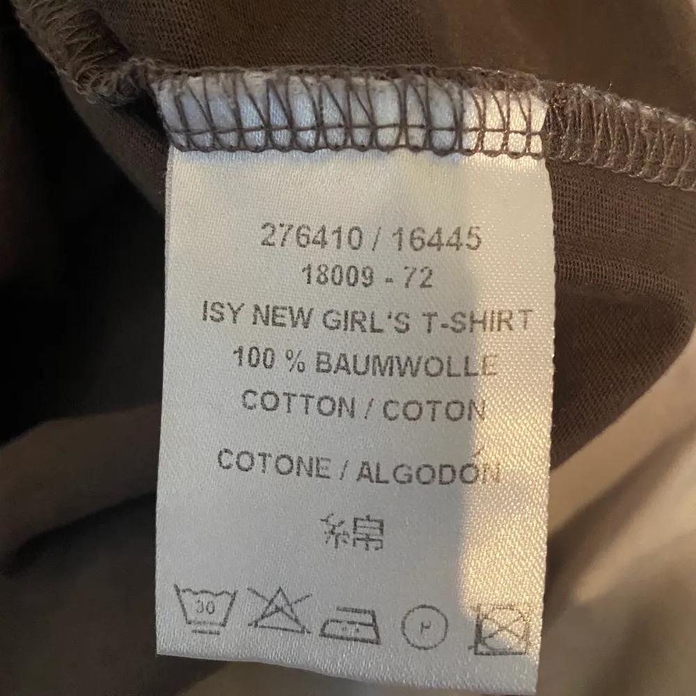 Vintege chiemsee T-shirt. Köpt i secondhand butik i mycket bra skick💞 Det står att det är i storlek M men sitter som S. 100% bomull i material. T-shirts.