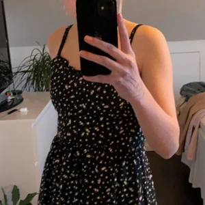 H&M  - Blommig fin klänning som för mig som är 1,60 knappt går ner till knäna. Knappt använd, köparen står för frakt💕
