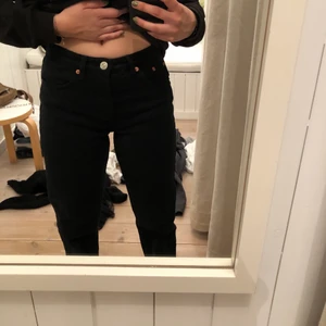 Zara lågmidjade svarta jeans FULL LENGTH - Svarta lågmidjade jeans från zara. Hyfsat nya och nypris var på 399 tror jag. Inte använda alls mycket. Dom är suuuuuper långa på mig som ni ser på sista bilden och jag är ca 162. Det är storlek 36 men zaras storlekar är det mer 34, så ändå mindre i storleken🍒🥰
