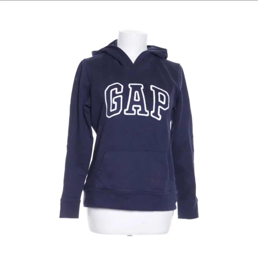 gap sweatshirt emma chamberlain, mörk blå i storlek S använd bud börjar på 300. Hoodies.