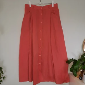 Söt aprikosfärgad kjol - Supersöt aprikosfärgad kjol lite mer åt det orangea hållet. Köpt 2nd hand utan märkning, troligtvis handsydd, motsvarar s. 💫 med fickor!