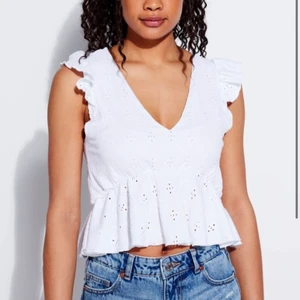 Vit sommartopp - Jätte fin och gullig sommartopp i strl m, passar s också, aldrig använd me prislapp kvar, köpt för 120kr säljer för 100 eller högsta bud, köpare står för fralt bud på 110kr