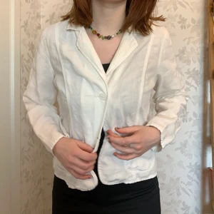 Vit tunn kavaj  - vit supermjuk kavaj/ jacka. Materialet är i linne och bomull vilket gör att den andas mycket. Den är ganska tunn så perfekt på varma sommardagar☁️