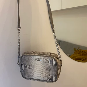 Väska från Zadig & Voltaire - Perfekt crossover-väska där allt det viktiga får plats från märket Zadig & Voltaire. Inga tydliga defekter mer än på dragkedjan (vid intresse kan jag skicka fler bilder). Köptes för ca två år sedan för 2299 kr men säljer då jag aldrig använder den längre. Köparen står för frakten!