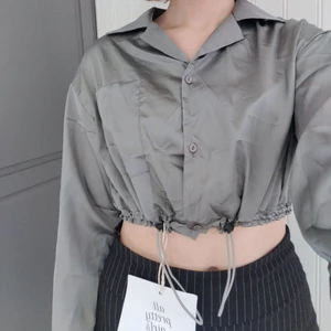 Blus/skjorta - Fin blus som kan dras åt i midjan. Storlek S/M. Köpt från butik i Australien. Helt ny eftersom den tyvärr inte passade mig. 60kr plus frakt. ❤️