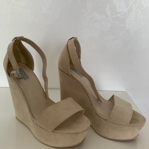 Sandaletter  - Säljer dessa skor i storlek 38