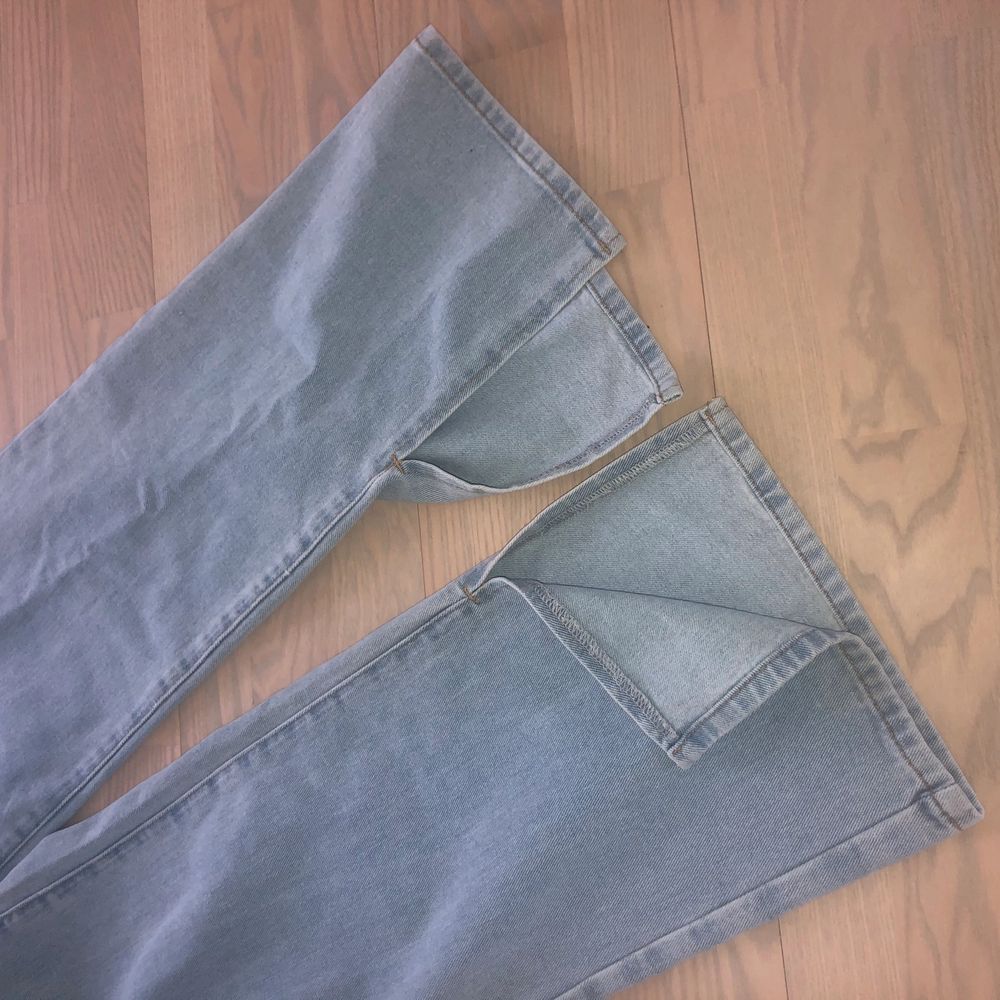 Ett par jättefina vida ljusblå jeans med slits nedtill. De är helt oanvända med lappen kvar. Dom kommer från SHEIN och materialet är tjockt och bra. Säljer då de inte passade då de var för långa för mig som är 162. Skulle säga att de passar S och M. Köparen står för frakt! <3 vid flera intresserade blir de budgivning. . Jeans & Byxor.