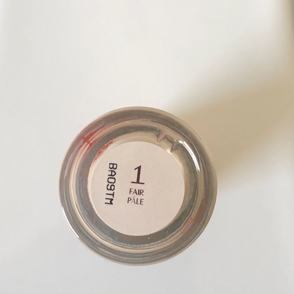 En highlighter/ primer som ger ett så fint glow och kan användas som primer och highlight eller blandas i foundation. Den blurrar porer och får huden att bli lika fin och glowig som ett instagramfilter! Endast använd ett fåtal gånger och är som i nyskick. Frakten är gratis och nypris för produkten är 400-500kr så fynda! Betala gör du med swish till 070 675 84 67. Skriv in annonsen namn i meddelande på swish så jag ser vilken annons som betalts för. Jag tar kort på paketet innan de skickas och postar det alltid samma dag. Fynda! ;). Övrigt.