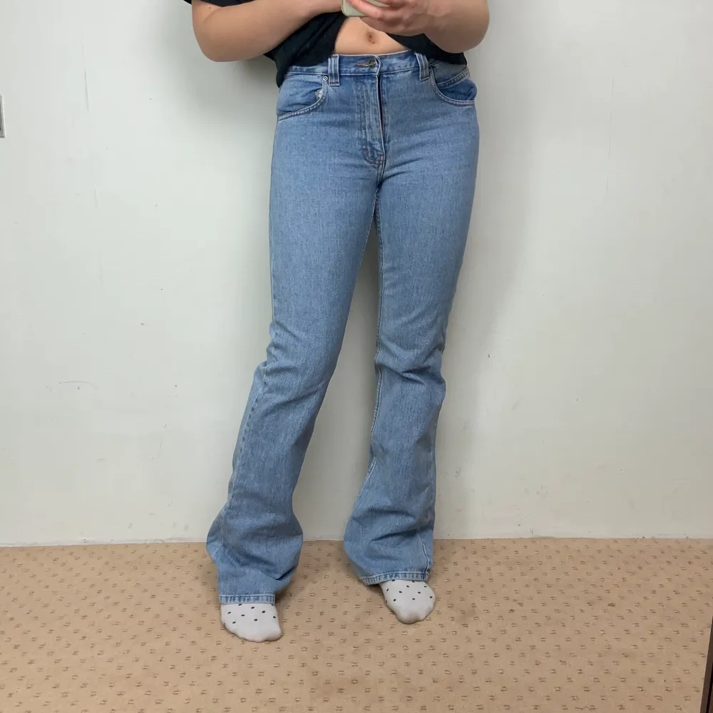 Äntligen ett par byxor för oss långa! Denna byxor är någon centimeter för långa för mig och jag är 177cm lång. Byxorna är ett par herr jeans, men är fortfarande super snygga. Jag säljer dessa eftersom jag har tröttnat på dessa byxor! Kontakta dm för intresse eller frågor!❤️. Jeans & Byxor.