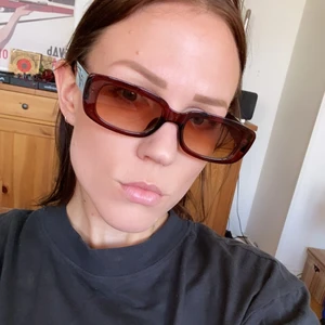 Solglasögon brunt glas. oanvända  - Hej! Säljer ett par oanvända solglasögon från Shein. Fodral ingår. Kan mötas upp i nacka eller på söder i sthlm. Annars betalar mottagaren frakten! 