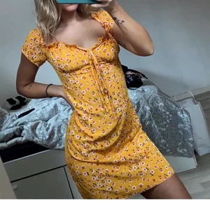 Klänning - Så gullig klänning köpt här på plick. Visade sig inte vara helt rätt storlek för mig bara, annars sååå fin! (Lånade bilder)