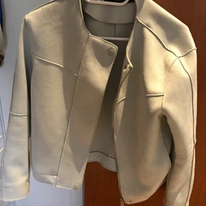 Mocka Zara jacka!  - Supersnygg grå zara jacka i mocka. Gott skick inte slitet eller fläckar mm. 🔥💕