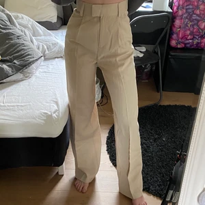 Beiga byxor i strl XS - Jättefina helt nya beiga vida byxor från HM. Prislapp finns kvar, nypris 299.  Byxorna var något för stora för mig därav säljer jag de. De är ganska långa i benen! Frakt: 65