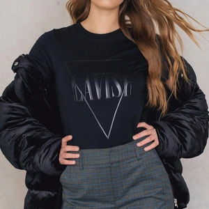 GESTUZ TSHIRT - T-shirt från GESTUZ. Jättefint skick. Använd 1 gång. Skrynklig på bilden pga legat i en påse. Nypris: 999kr. OBS: vita färgen