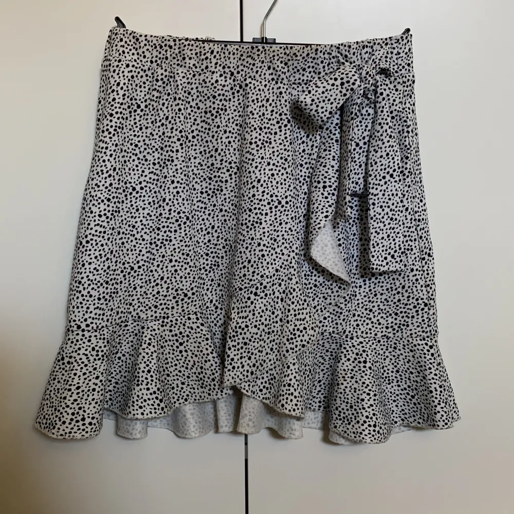 Prickig kjol från shein strl s. Använd en del men är i fint skick. Kjolar.