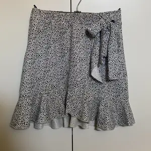 Prickig kjol från shein strl s. Använd en del men är i fint skick