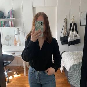 Blus/body från bikbok  - Fin blus/body från bikbok. Endast använd ett fåtal gånger så i fint skick. 