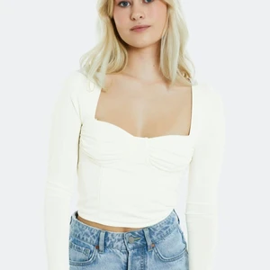 Bikbok topp small - Hej Säljer den här fin toppen eftersom kan inte returnera den och den är liten tajt på brösten för mig. Skulle passa perfekt till någon med mindre bröst än 75C.