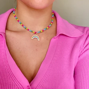 Regnbågshalsband - Jättegulligt pärlhalsband med berlock som låses i nacken🖤 går att få med andra pärlor/berlocker🖤 Pris är inklusive frakt!