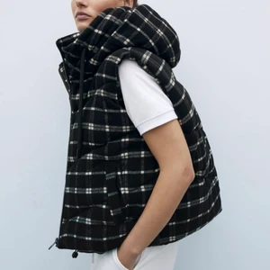 Rutig väst från zara - Säljer denna nya rutiga väst från zara, lappar sitter kvar. Den är helt slutsåld och nypris är 700kr. Frakt tillkommer på 66kr spårbart. Om flera är intresserade blir det budgivning! Andra bilden är lånad, skriv för egna bilder