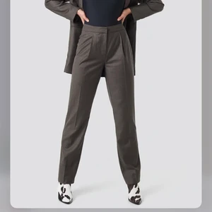 Bruna raka kostymbyxor - Detta är ett par bruna(åt de kalla hållet, doxk mer bruna i verkligheten)  kostymbyxor som jag köpte för ett tag sen (men aldrig använda mer än 1 gång ). De är de väldigt snygga och har otroligt fin passform vid röven och benen!!  Dessa är helt raka kostymbyxor. Köpte för 399kr