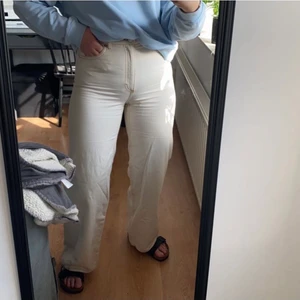 Jeans - Såå fina å våriga jeans som tyvärr blivit lite små för mig över benen och måste därför tyvärr sälja! Köparen står för frakten 💕