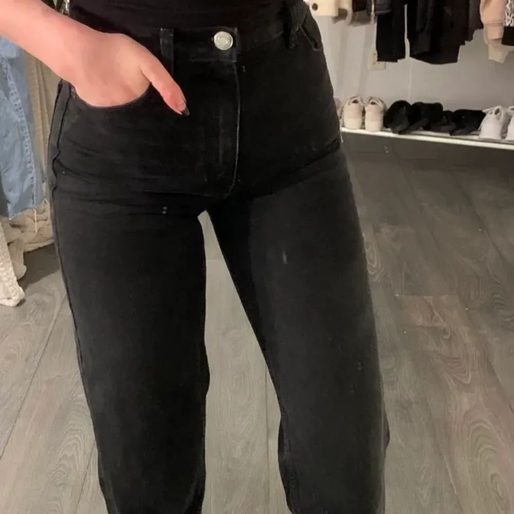Svarta helt oanvända full length jeansen från zara, jättepopulära med lappen kvar. Säljs pga fel storlek💖 (Lånad bild från Lina Thörngren här på plick). Jeans & Byxor.