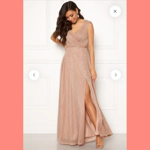 Glittrig balklänning  - Hej alla fina! ✨ Jag säljer min balklänning från Bubbleroom, storlek 10 UK (tror det blir S eller M)💕 Ni kan DM:är mig om ni har fler frågor om storlek eller annat!! 🥰Gratis frakt🥰