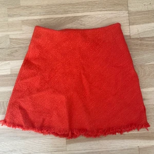 Zara kjol strl XS - Ascool kjol från zara. Aldrig använd. Dragkedja på sidan. 🧡❤️🧡❤️