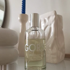 Gorse labratory perfumes  - Eau de toilette från labratory perfumes. Inköpt för 1000kr ordinarie 100ml i flaskan strax under 80ml återstår. Saknar tyvärr originalkartong men skickas i vadderat kuvert. Fantastiskt doft som går att bära varje dag och passar speciellt bra nu under våren och sommaren ✨ noterna består av citrus 🍋 kokos 🥥 gorse 🌼 och kardemumma. Helt underbar parfym som jag varit mycket fäst vid och fått många komplimanger för men valt att sälja för att sponsra en köpet av en annan. Produkten är ekologisk och vegansk 🐰♻️