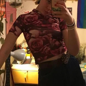 tröja! - Supersnygg tröja med rosor och liten polokrage. Croppad! Skönt stretchiga material! Köpt på humana men knappt använd. Skriv för frågor 🌳☕️😋