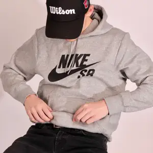 Grå Nike SB hoodie i fint skick! 