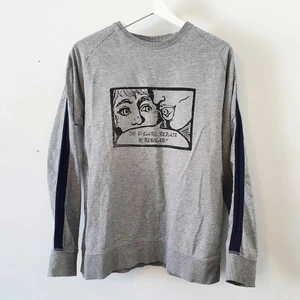 Screentryckt långärmad Sweatshirt - En långärmad tröja med trycket "Do u care repair and repair?" Tillsammans med ett par snygga detaljer på ärmarna 💙🖤