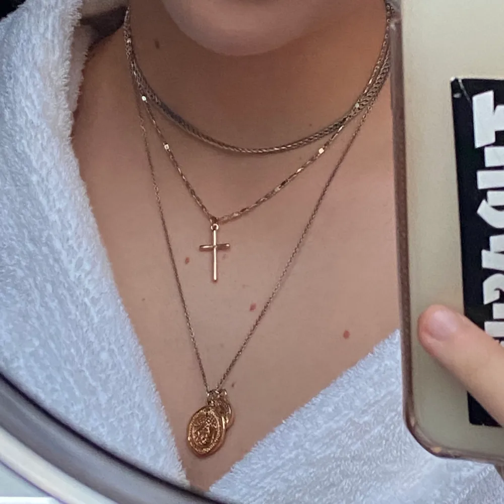 Kollar nu om det finns något intresse på detta halsband. Aldrig använt men otroligt fint🦋. Asusteet.