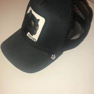 Goorin bros keps - Det är en mörkblå/svart goorin bros keps med black panther. Jag säljer den just för den inte kommit till någon användning. Den är i super fint skick och ser som sprillans ut👌🏼