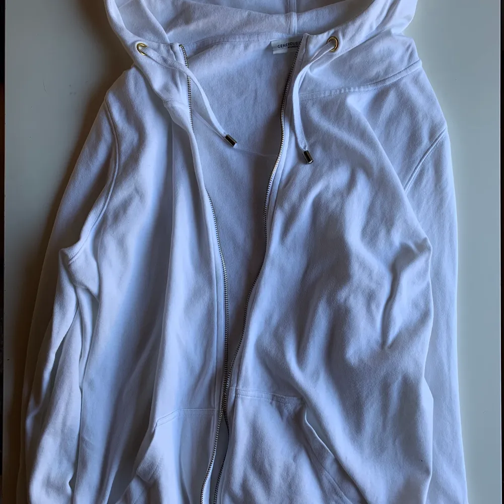 Nästan oanvänd, jätteskön oversize hoodie med blixtlås. Kommer inte till användning:/. Jackor.