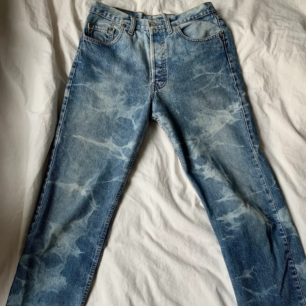 Levi’s jeans 501 köpta på Beyond Retro som är använda ett fåtal gånger. De är 32 x 36 behöver vikas upp (jag är 1.75). Tagen där bak är skadad men annars är de intakta. . Farkut & Housut.