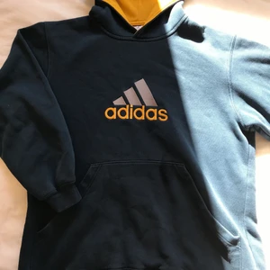 Vintage hoodie - Vintage adidas hoodie köpt från beyond retro. Skriv privat för fler bilder. Frakt är ej inkluderat🤍