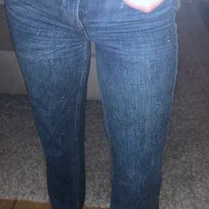 Ett supersnygga jeans från HM i storlek 34! Plagget är i använt skick, säljer dem pga dem är för små. Ett par jeans som passar till allt💙 Kontakta vid intresse eller om du har frågor!!