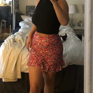 blommig kjol - frakt ingår i pris! sjuuukt fin blommig kjol! aldrig använd