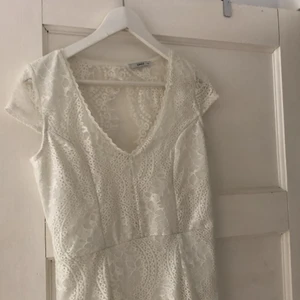 Vit klänning  - Denna klänning är så fin, och perfekt till sommaren. Klänningen är i spets och har en rygg med bara spets och en öppning. Använd ett fåtal gånger, men i bra skick. Köpare betalar frakt.