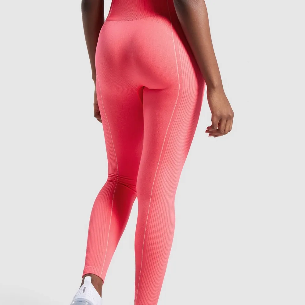 Gymshark ultra seamless leggings pink 💓 Storlek S. Helt nya med lappar kvar!! Slut på hemsidan. Nypris 600kr.. Jeans & Byxor.