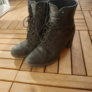 Timberland 38.5 kängor  - Svarta kängor med klack från Timberland i skinn, str 38.5
