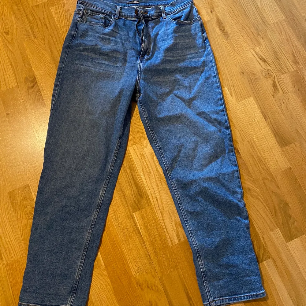 Skinny jeans från Fashion Nova i jättebra skick då de aldrig e använda, bara provade. Köparen står för frakt💕. Jeans & Byxor.