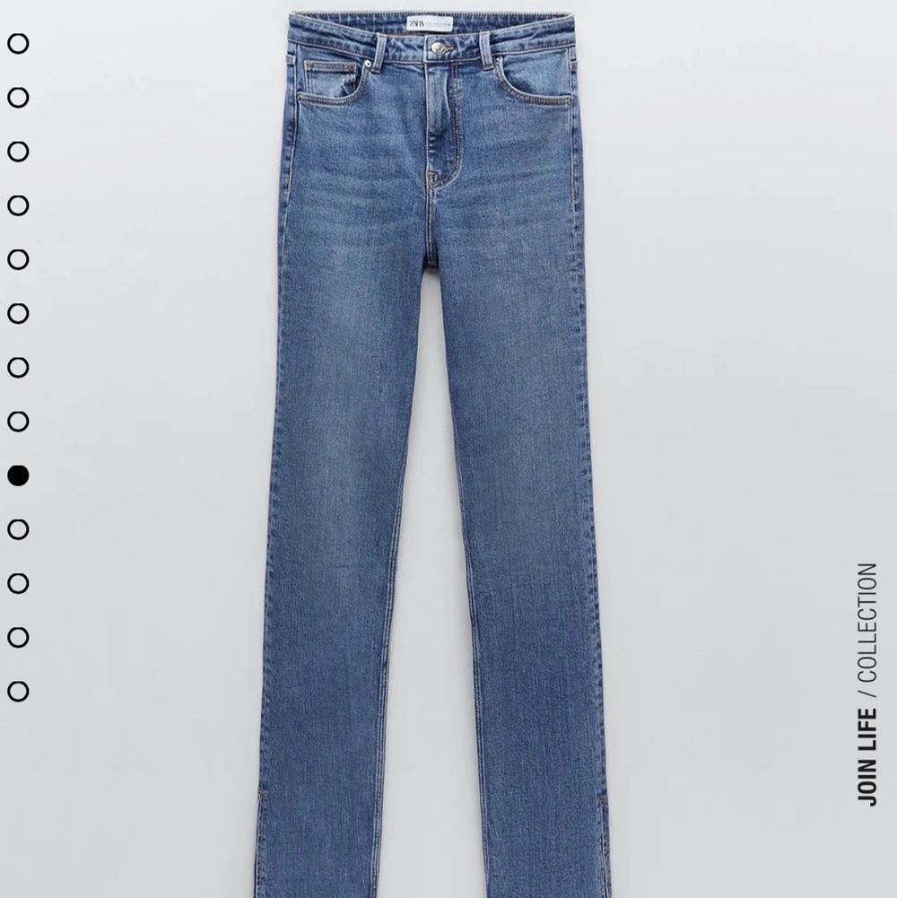 Jeans från Zara, storlek 32. Långa, höga, med slits nedtill. Raw edge. Klippt hål på ena knäet. Gott skick. Jag är 165cm.. Jeans & Byxor.