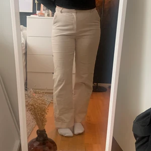 Manchester byxor - Säljer mina manchesterbyxor som tyvärr inte kommer till användning längre! Går precis till anklarna för mig som är 174cm🤍 Helt slutsålda! Den andra bilden är lånad från Lindex hemsida🥰